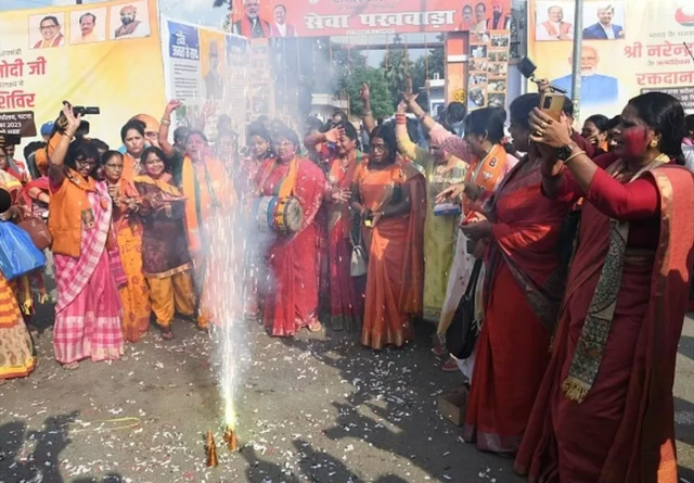 انڈیا میں خواتین کا ایک گروہ جشن منا رہا ہے