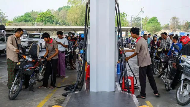 နေပြည်တော်က စက်သုံးဆီမှာ စီတန်းဆီဖြည့်နေတဲ့ ဆိုင်ကယ်တန်း ၂ တန်း