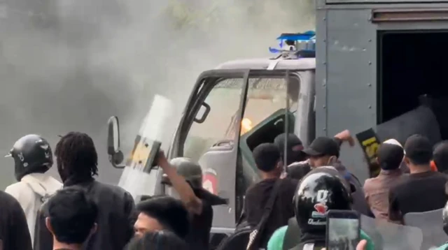 Pengrusakan mobil polisi