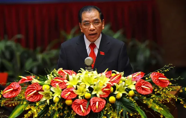 Ông Nông Đức Mạnh phát biểu trước bục hoa tại Đại hội Đảng 11 năm 2011