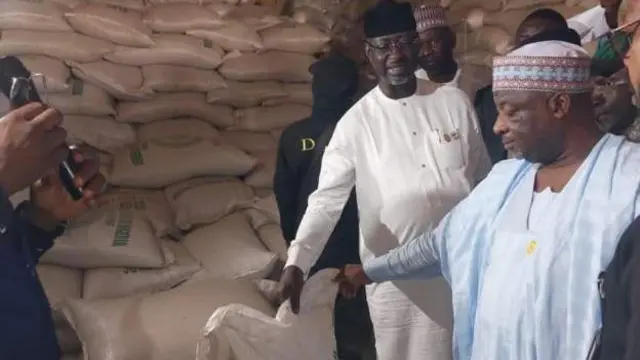 NEMA oga Habib Mustapha as e dey inspect di bag of grains for Sokoto
