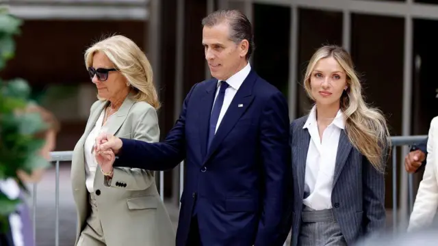 A primeira-dama Jill Biden, Hunter Biden eestrela bet 5 reais gratis esposa Melissa Cohen Biden, deixam o Edifício Federal J. Caleb Boggs, onde Um júri federal condenou Hunter Bidenestrela bet 5 reais gratistodas as três acusações federaisestrela bet 5 reais gratiscrime relacionadas a armasestrela bet 5 reais gratisfogo que ele enfrentava