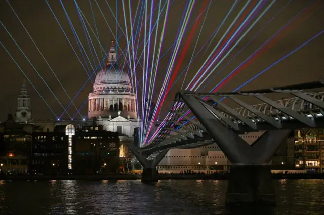 Абаны булгабай, ошол эле учурда жылдап кызмат кыла турган жаңы технологиялар бар. Бул лазер шоусу. 