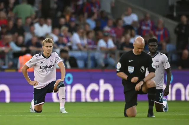 Taphattoonni Piriimer Liigii Ingilaand tapha eegaluu dura jilbeenfachuun jibbi sanyummaa akka bakka hin qabne mul'isu. Suuraan kan dursaa garee taphattoota Arsenaal Martin Odegaard yoo ta'u Hagayya 5, 2022 tapha Arsenaal fi Kiristaal Paalaas irratti
