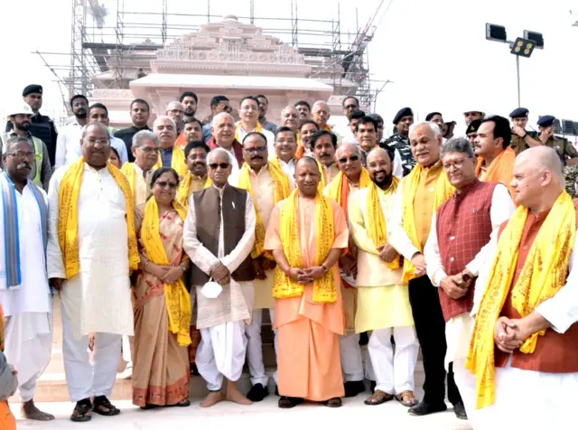 राम मंदिर के उद्घाटन से पहले अपने पूरे मंत्रिमंडल के साथ अयोध्या में सीएम योगी आदित्यनाथ.