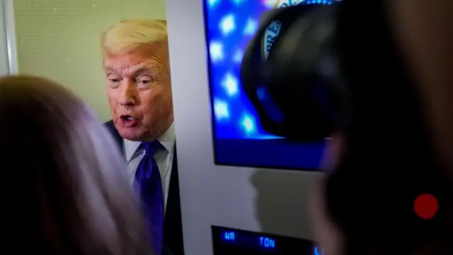 Donald Trump habla con reporteros en el avión presidencial