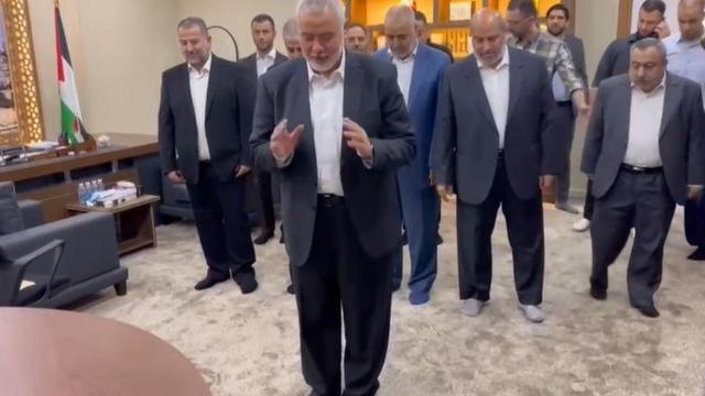 اسماعیل هنیه و رهبران حماس بعد از تماشای عملیات اسرائیل از تلویزیون الجزیره سجده شکر به جا آوردند