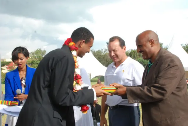 ኣማኑኤል ቅድም ኢሉ ሰራሕተኛ መገዲ ኣየር ኢትዮጵያ እዩ ነይሩ