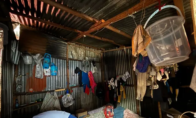 Mu cumba c'inzu y'amabati haboneka impuzu, termos n'akadobo kabonerana