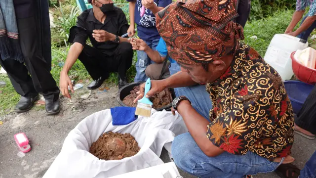 Pembersihan tulang saat mangongkal holi.