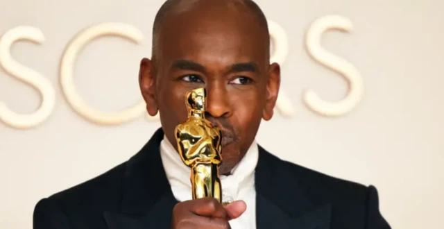 پل تازول در حال بوسیدن مجسمه طلایی