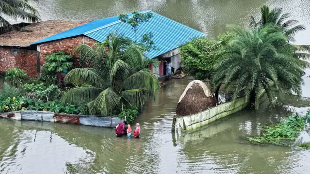 চলতি মাসের শুরুতেই এমন বন্যায় আক্রান্ত হয়েছিল দেশের বেশ কয়েকটি এলাকা। ছবিটি ১০ই জুলাই চট্টগ্রামের বাঁশখালীর।