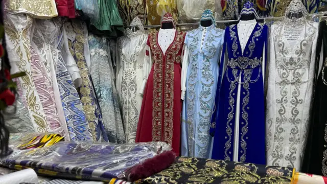 Bozordagi milliy liboslar.