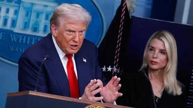 ABŞ Prezidenti Donald Trump Ağ Evdə kameralar qarşısına keçib