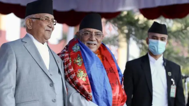 ప్రధాని ప్రచండ (మధ్యలో)