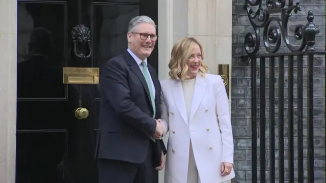 رئيسة وزراء إيطاليا، جيورجيا ميلوني و زعيم حزب العمال البريطاني، كير ستارمر