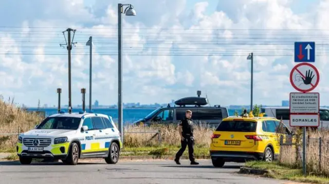 Kopenhag'taki Kastrup Havaalanı civarındaki polis araçları.