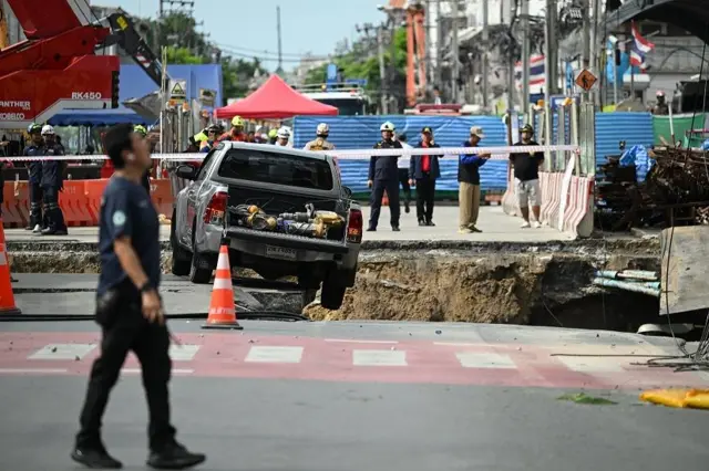 ถนนทรุดตัว