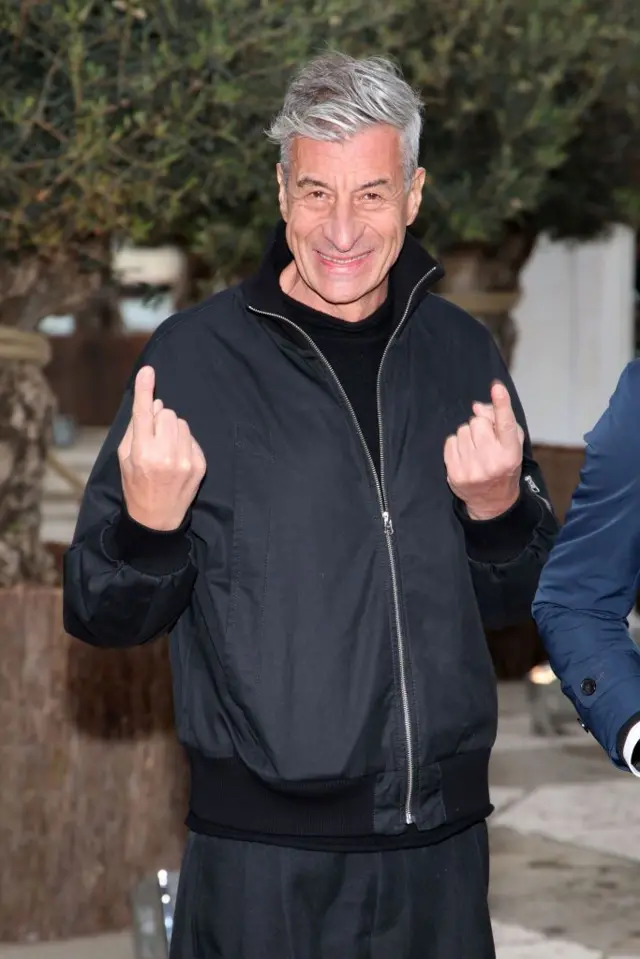 इटलीतील मॉरिझिओ कॅटेलन या कलाकाराने ही कलाकृती तयार केली आहे.