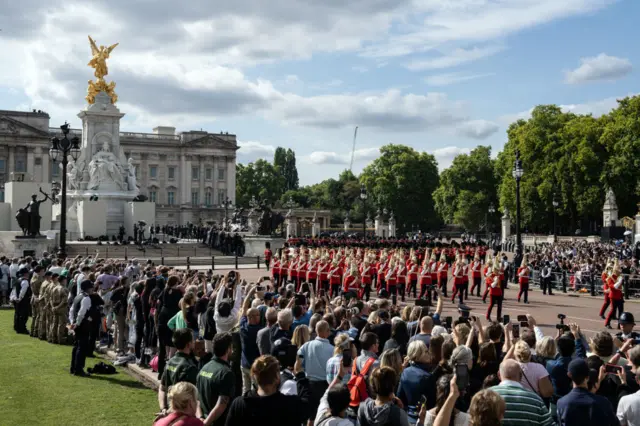 ဘာကင်ဟမ်နန်းတော်ရှေ့ စောင့်နေကြသူတွေ