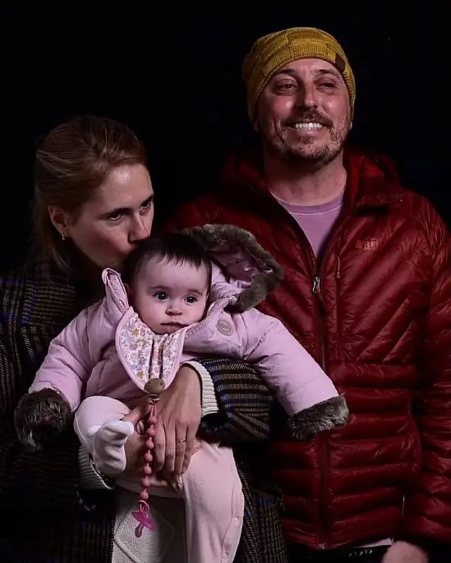 Foto reciente de Gonzalo Moratorio junto a su esposa Natalia y su bebé de seis meses, Abril