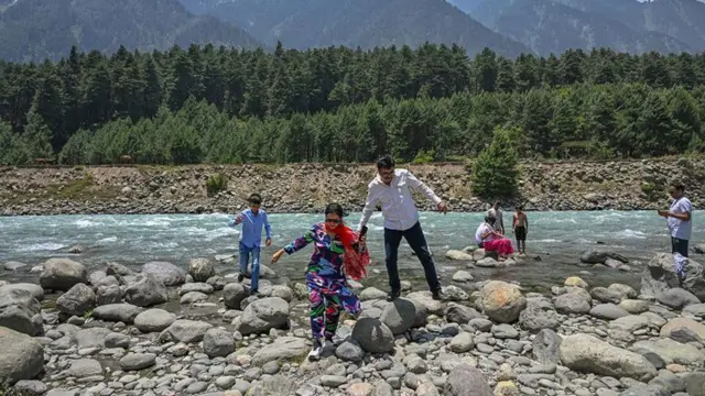 పహల్గాంలో పర్యటకుల సందడి