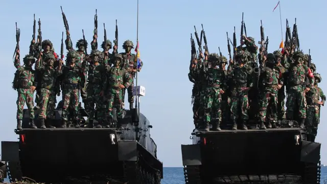 Sejumlah prajurit Korps Marinir TNI Angkatan Laut meneriakkan Yel Yel saat upacara pengangkatan warga kehormatan Korps Marinir di Pantai Banongan, Situbondo, Jawa Timur, Selasa (1/8/2023).