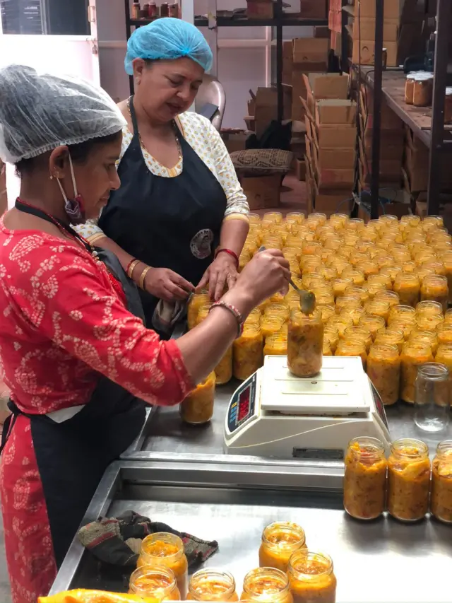 सङ्गीता र कामदार महिला