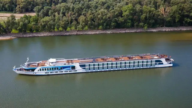 Niski poziom wody unieruchomił statek hotelowy na Dunaju.