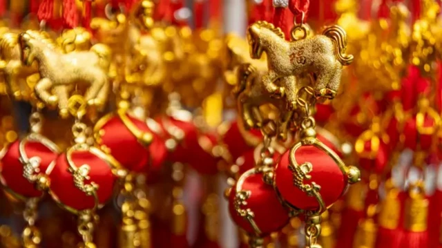 Маленькие металлические лошадки золотистого цвета на цепочке