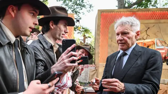 Harrison Ford com fãs