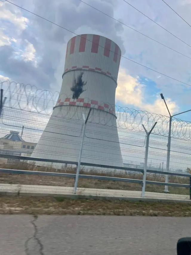 Фото вежі Нововоронезької АЕС з темним слідом на боці