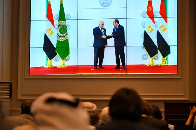 عبدالفتاح السیسی، رئیس‌جمهور مصر و محمود عباس، رئیس تشکیلات خودگردان در نشست اتحادیه عرب در قاهره
