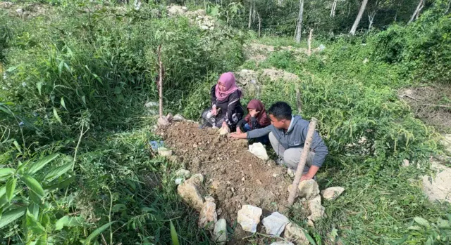 Masdiana bersama anak-anaknya.