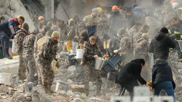 তুরস্কের দিয়ারবাকিরে একটি ধসে পড়া বিল্ডিং থেকে লোকজনকে উদ্ধারের প্রচেষ্টা চলছে।