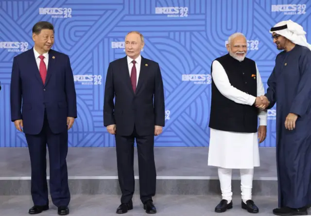 Presiden Cina Xi Jinping, Presiden Rusia Vladimir Putin, Presiden India Narendra Modi dan Presiden Uni Emirat Arab Mohamed bin Zayed Al Nahyan berpose untuk foto bersama dalam KTT Pemimpin BRICS, pada 23 Oktober 2024 di Kazan, Republik Tatarstan, Rusia.