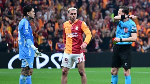 Ederson, Barış Alper Yılmaz ve hakem aynı karedeler. Hakem elinde kırmızı tutuyor ve diğer eliyle de dışarıyı işaret ediyor