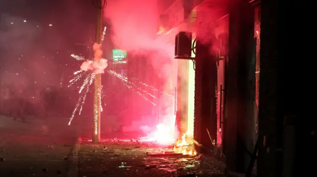 Zapaljene prostorije SNS-a u Valjevu, na protestu 20. avgusta