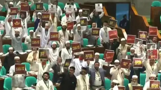 ত্রয়োদশ জাতীয় সংসদে অধিবেশনের প্রথম দিনেই ওয়াক আইন করেন বিরোধী দলের সংসদ সদস্যরা