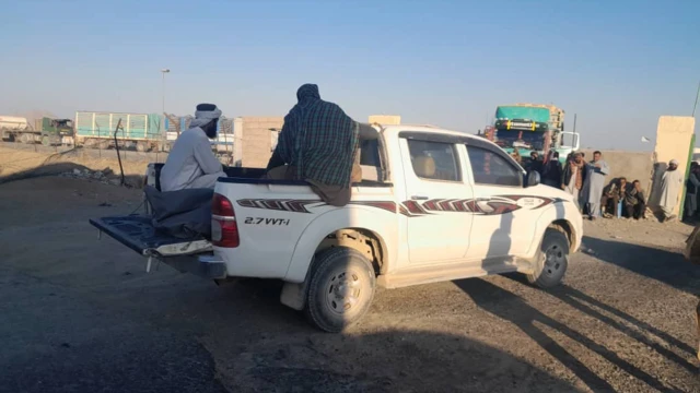 یک موتر تویوتای سفید رنگ در ولایت فراه افغانستان که ظاهرا اجساد افغانهای کشته شده در ایران را حمل میکند