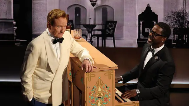 Aktör Sterling K. Brown (sağda) ve gecenin sunucusu komedyen Conan O'Brien (solda). 