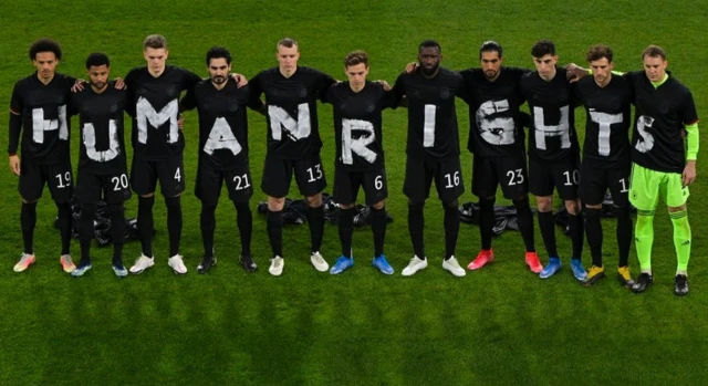 वर्ल्ड कप क्वालिफ़ायर मुक़ाबले से पहले प्रदर्शन करते जर्मनी के खिलाड़ी