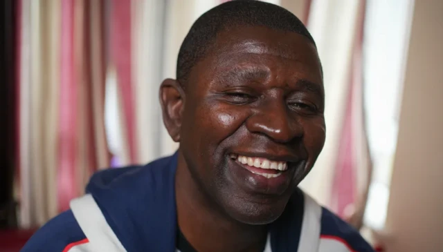 Ibrahima est reconnaissant envers les chirurgiens, les médecins, le personnel de l'école, les aides-soignants et les soignants "dévoués" qui l'aident à s'occuper de Marieme et de Ndeye