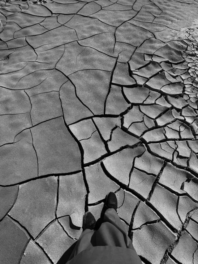 ڈیم سے پانی نکلنے کے بعد خشک زمین