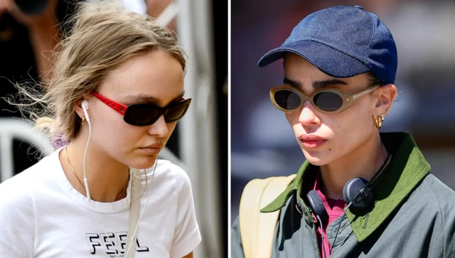Lily Rose-Depp i Zoe Kravitz używają słuchawek przewodowych.