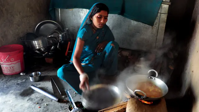 अपने घर में खाना बनाती सुनीता कोरी