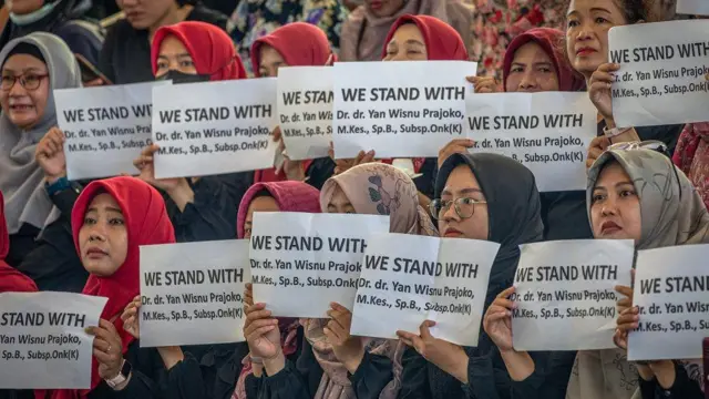 Sejumlah civitas akademika dan alumni Fakultas Kedokteran (FK) Universitas Diponegoro (UNDIP) memberi dukungan kepada Dekan FK UNDIP Yan Wisnu Prajoko sekaligus sebagai Dokter Spesialis Bedah dengan Subspesialis Bedah Onkologi serta dosen pendidikan dokter spesialis-subspesialis yang aktivitas klinisnya diberhentikan sementara di RSUP Kariadi Semarang
