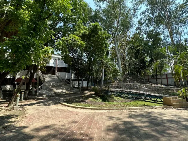 এই স্থানে বাংলা চলচ্চিত্রের অনেক নাচ-গানের দৃশ্যায়ন হলেও এখন নীরব হয়ে পড়েছে