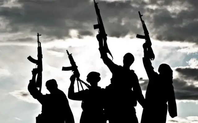 Foto ndị mmadụ bu egbe mana anaghị ahụ ihu ha.