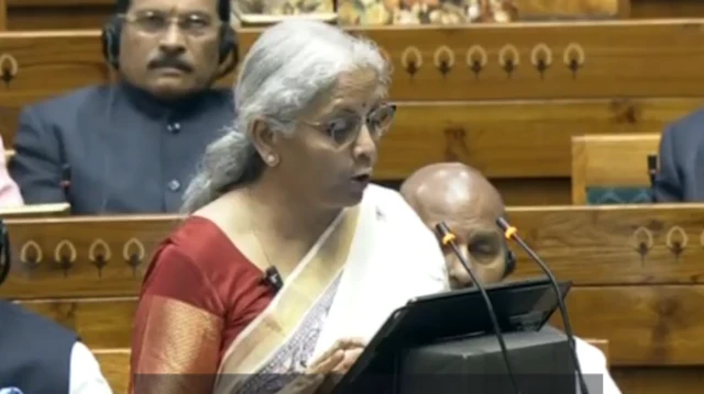 ਭਾਰਤ ਦੇ ਵਿੱਤ ਮੰਤਰੀ ਨਿਰਮਲਾ ਸੀਤਾਰਮਨ ਬਜਟ ਪੇਸ਼ ਕਰਦੇ ਹੋਏ